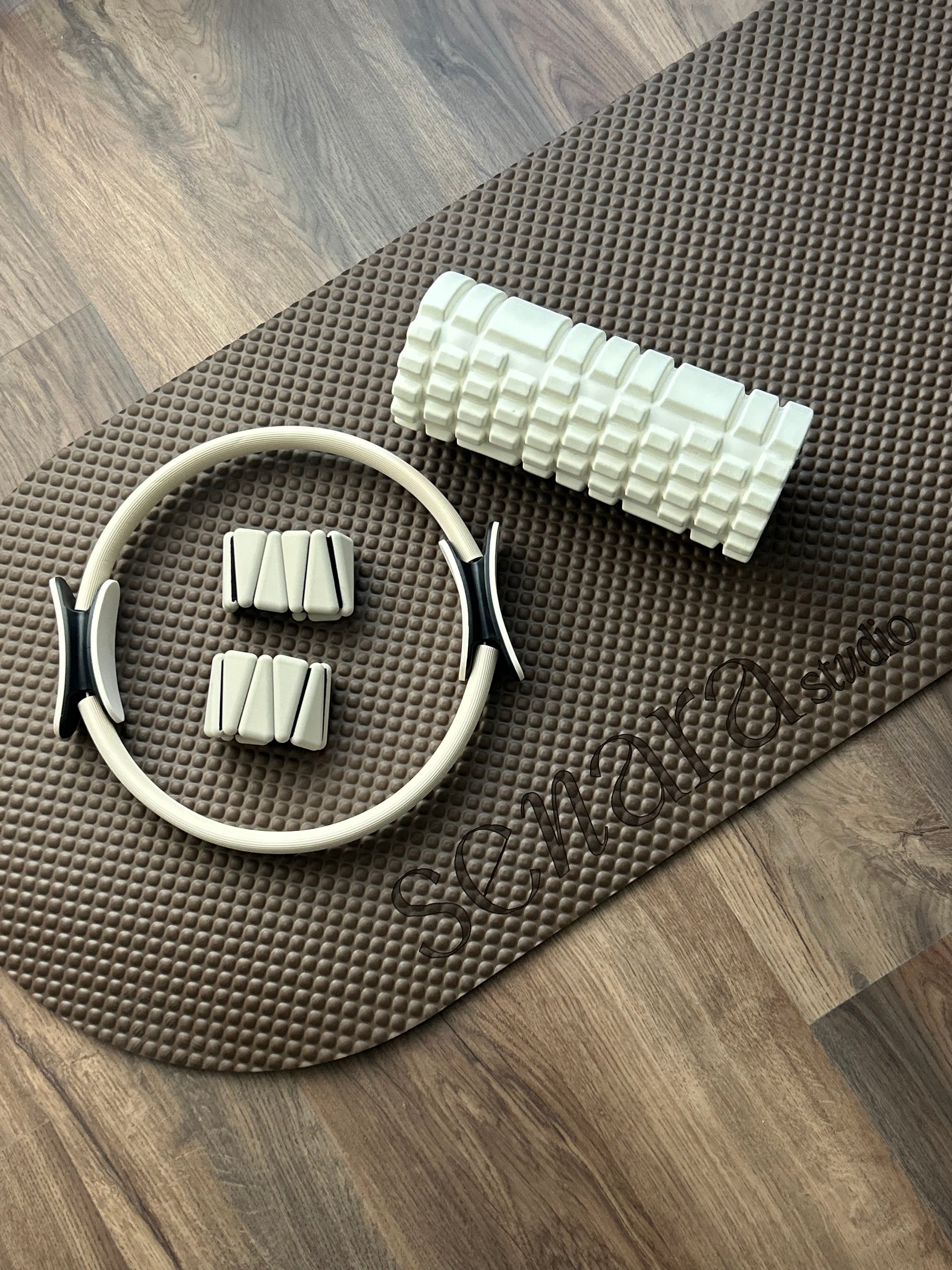 Equipamiento de pilates mat: aro, foam roller y bloques sobre esterilla Senara Studio